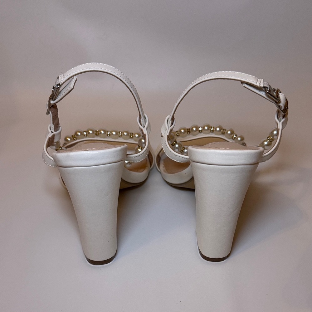 Elegant Pearl-Trim White Women's Sandals - Picture 2 of 4